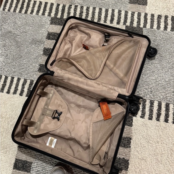 Briggs and Riley TORQ Black Hard Shell Suitcase - Picture 4 of 6